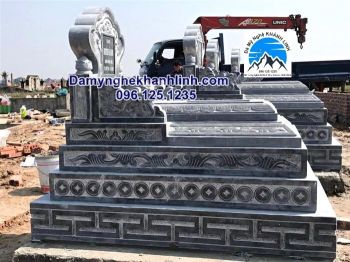Mẫu mộ tam cấp đá xanh tự nhiên nguyên khối thiết kế tinh xảo.