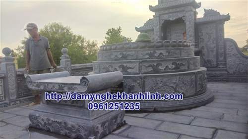 Bàn lễ đá trong khu lăng mộ 