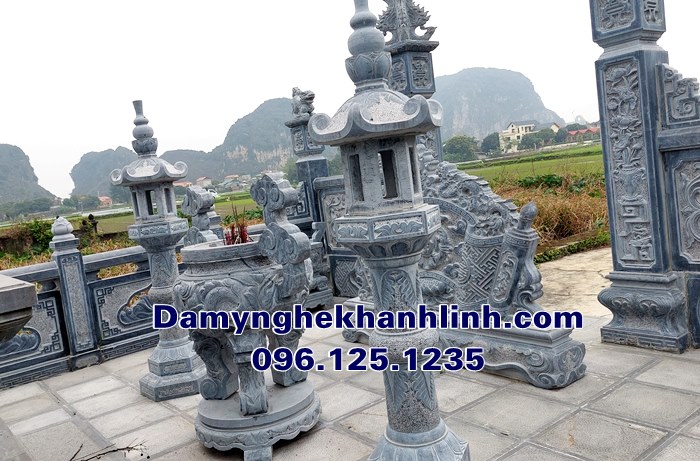 Bộ lư hương đá đèn đá trong mẫu khuôn viên lăng mộ gia đình đẹp.