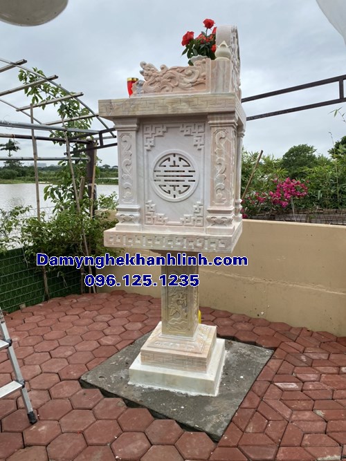 Cây hương ngoài trời bằng đá vàng thờ thần linh 