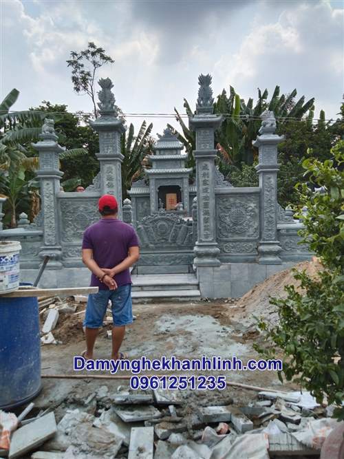 Cổng đá khu lăng mộ đá 