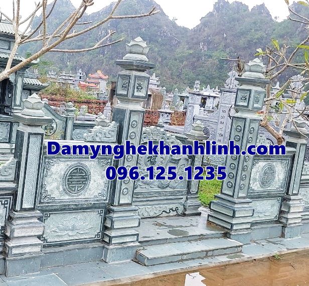 Cổng đá trong mẫu lăng mộ gia đình đẹp bằng đá xanh rêu