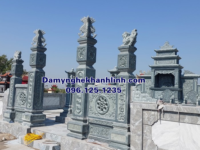 Cổng đá tứ trụ trong mẫu khuôn viên lăng mộ nghĩa trang gia đình đẹp