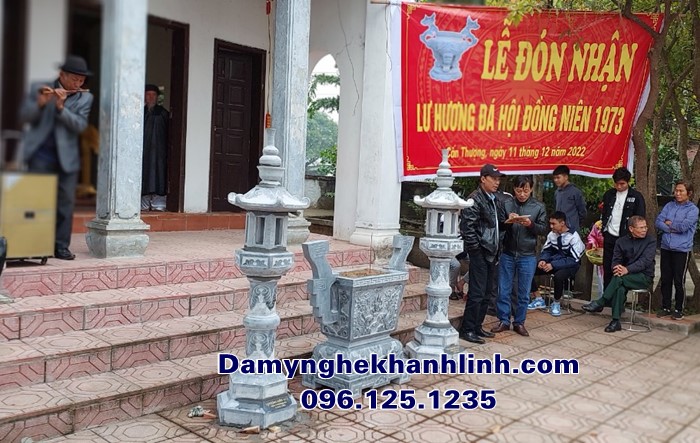 Hình ảnh bộ lư hương đá vuông đèn đá đặt trang trọng trong sân đình làng
