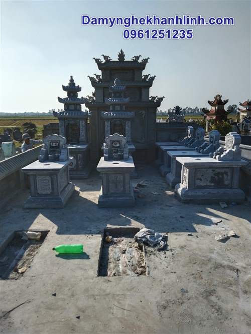 Hình ảnh chính diện khu lăng mộ đá đẹp 