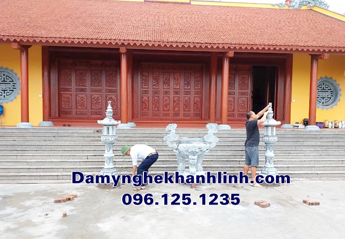 Hình ảnh thợ đá hoàn thiện lắp đặt bộ lư hương đá - đèn đá tại chùa.