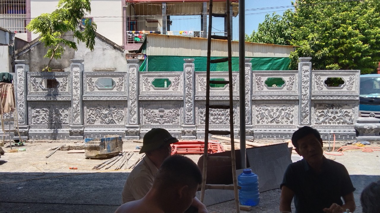 Hoa văn trag trí trên hàng rào đá - tường rào đá nhà thờ họ vô cùng sắc nét