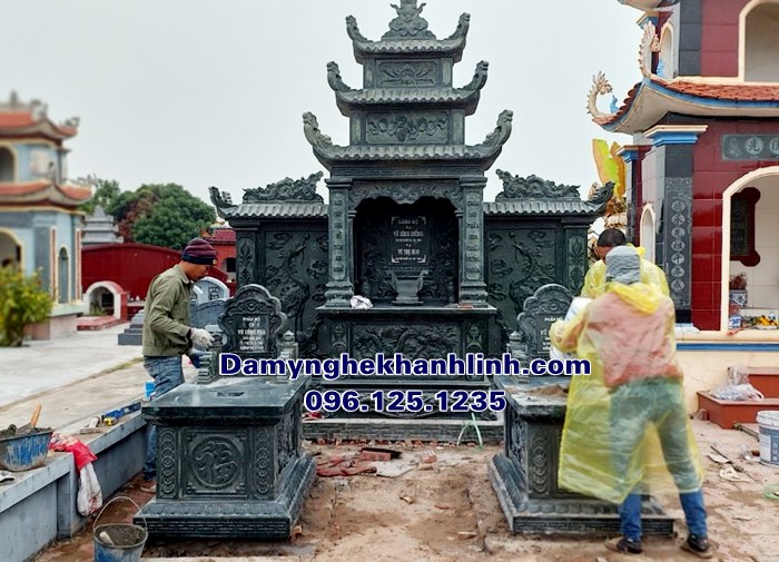Khu lăng mộ gia đình đá xanh rêu chuẩn phong thủy lắp đặt tại Hưng Yên.