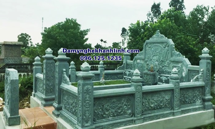 Khu lăng mộ gia đình đá xanh rêu thiết kế nhỏ gọn 