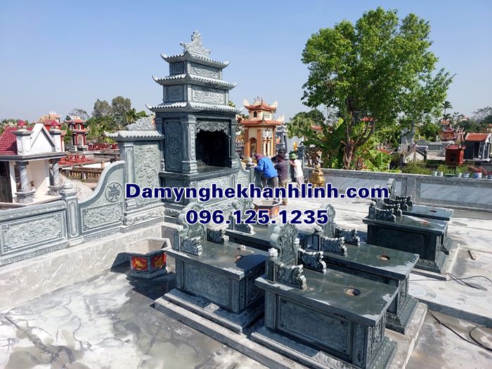 Lắp đặt lan can đá trong khu lăng mộ gia đình bằng đá xanh rêu tại Hải Dương