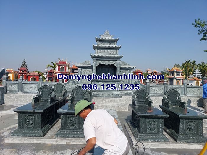 Lắp đặt mộ đá trong khu lăng mộ gia đình bằng đá xanh rêu tại Hải Dương