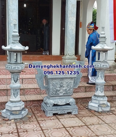 Lắp lư hương đá vuông đèn đá tại đình làng Cấn Thượng Hà Nội