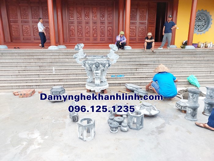 Lư hương đá - đèn đá được tập kết trước cửa chính điện