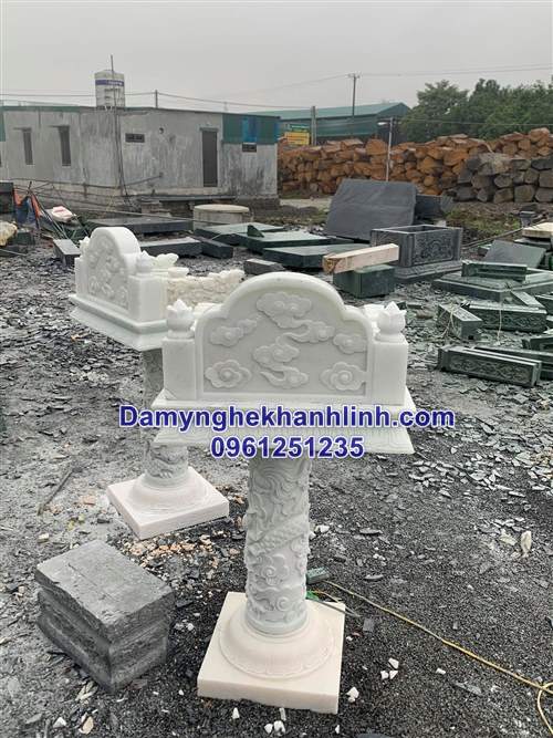 Mặt sau của bàn thờ thiên bằng đá trắng