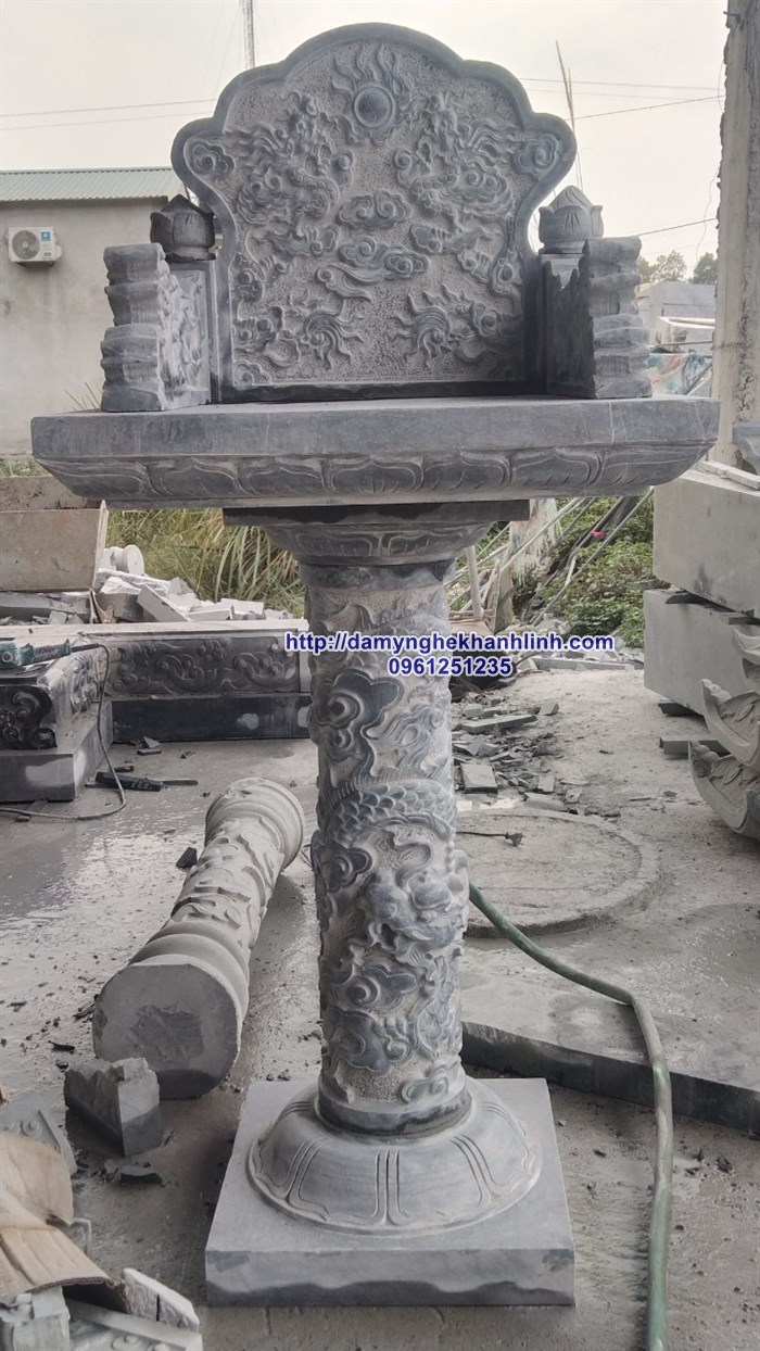 Mẫu bàn thờ thiên bằng đá ngoài trời đẹp trụ tròn chạm rồng nổi không mái