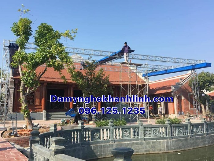 Mẫu lan can đá làm tường rào hồ nước