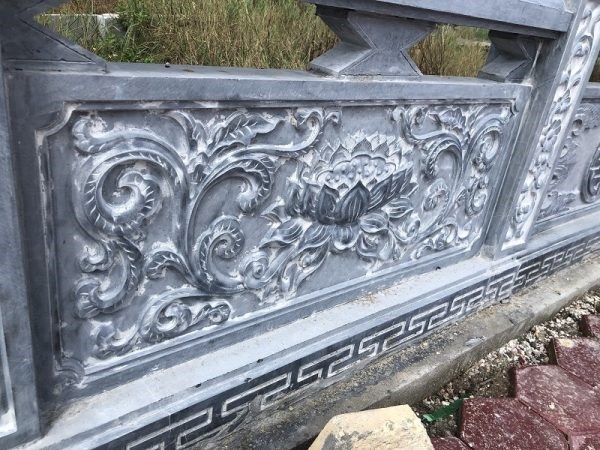 Mẫu lan can đá tự nhiên chạm hình ảnh hoa Cúc