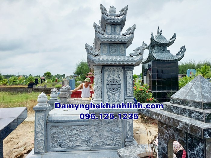 Mẫu mộ ba mái bằng đá xanh điêu khắc hoa văn tinh xảo