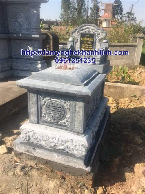 Mẫu mộ đá hậu bành thiết kế chân quỳ 