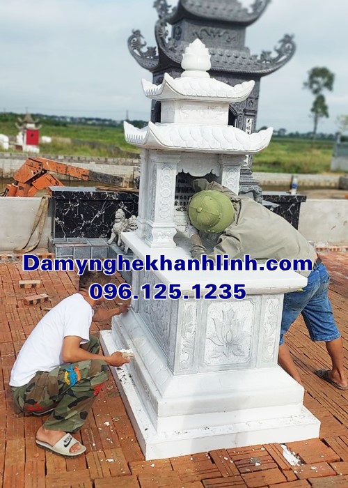 Mẫu mộ hai mái đá trắng đẹp chạm hoa Sen lắp đặt tại Thái Bình