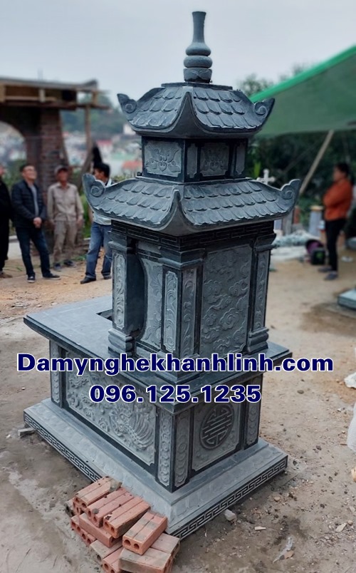 Mẫu mộ hai mái đá xanh rêu cao cấp với phần mái ngói vảy vô cùng sang trọng