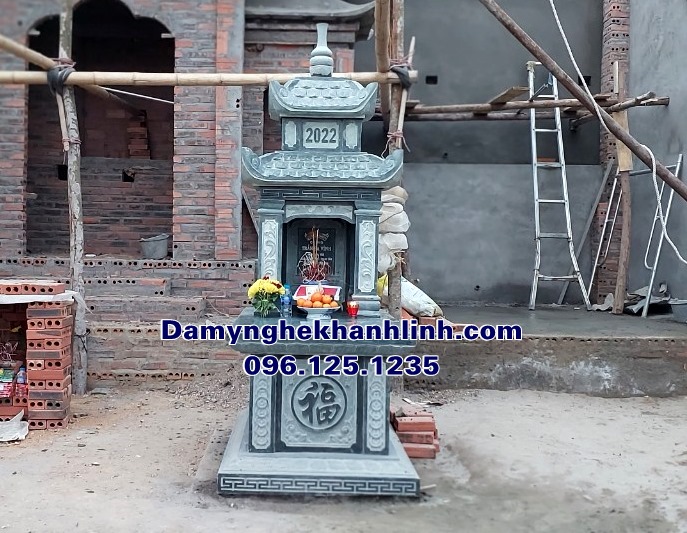 Mẫu mộ hai mái đá xanh rêu cao cấp thiết kế sang trọng