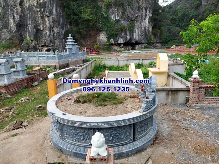 Mẫu mộ tròn bằng đá xanh hoa văn sắc nét