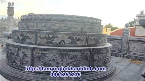 Mộ tròn đá xanh hoa văn tứ quý.