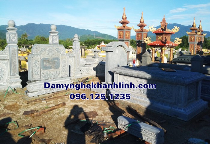 Mộ đá khối xây trong khu lăng mộ đá đẹp tại Đà Nẵng
