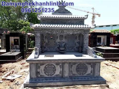 Mộ đôi bằng đá nguyên khối có mái 