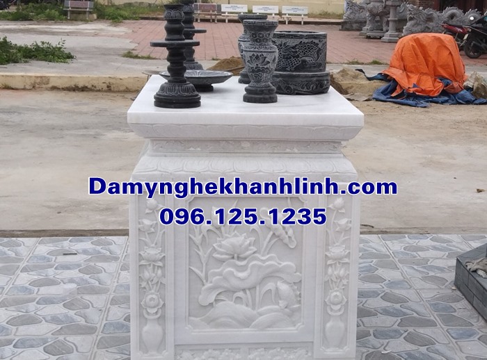 Mặt bên của mẫu bàn lễ ngoài trời bằng đá trắng