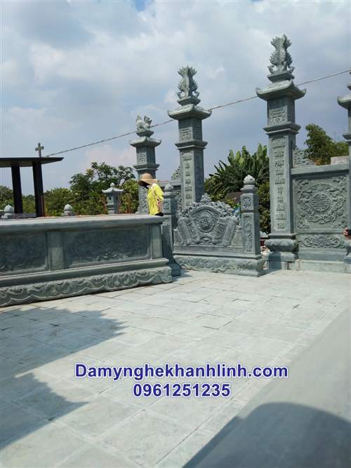 Cổng đá khu lăng mộ đá nhìn từ phía trong