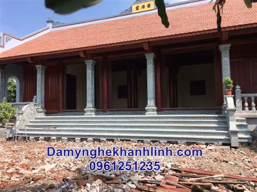Cột đá vuông nhà thờ họ 
