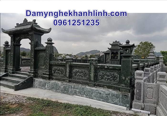 Khu lăng mộ đá xanh rêu 