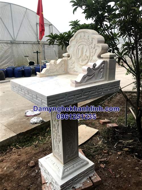 Mặt bên bàn thờ thiên bằng đá vàng 