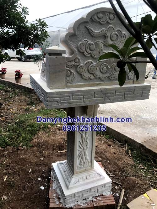 Mặt sau bàn thờ thiên bằng đá vàng 