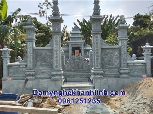 Mặt trước khu lăng mộ đá tại Dĩ An 