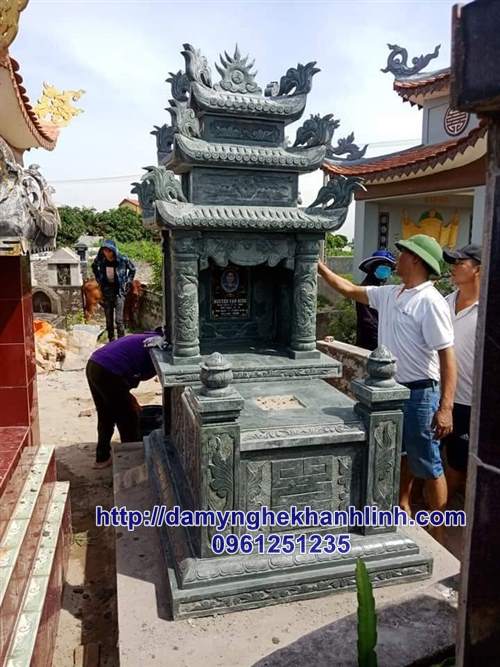 Mẫu mộ ba mái bằng đá xanh rêu chế tác tại Ninh Bình