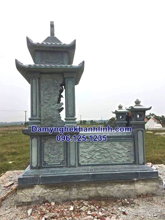 Mẫu mộ hai mái đá xanh rêu