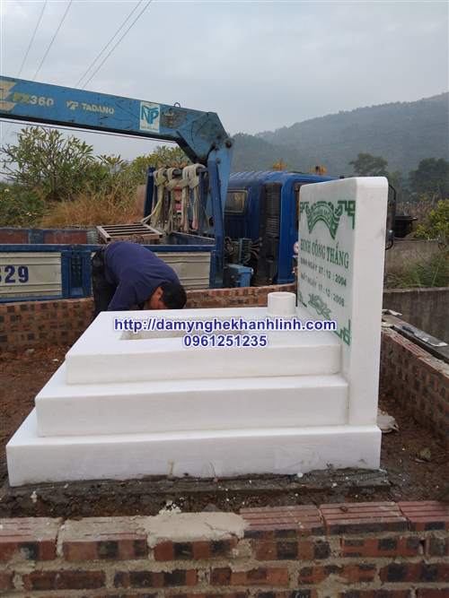 Mộ tam cấp đá trắng