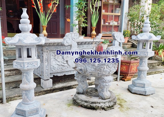 Lư hương đá Thanh hóa tai may đặt trong nhà thờ đình chùa